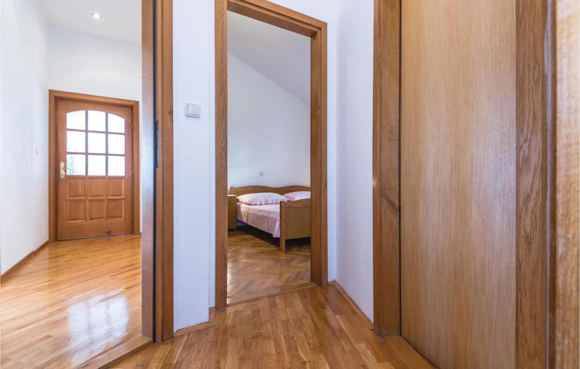 3 Bedroom Amazing Apartment In Makarska Exterior foto