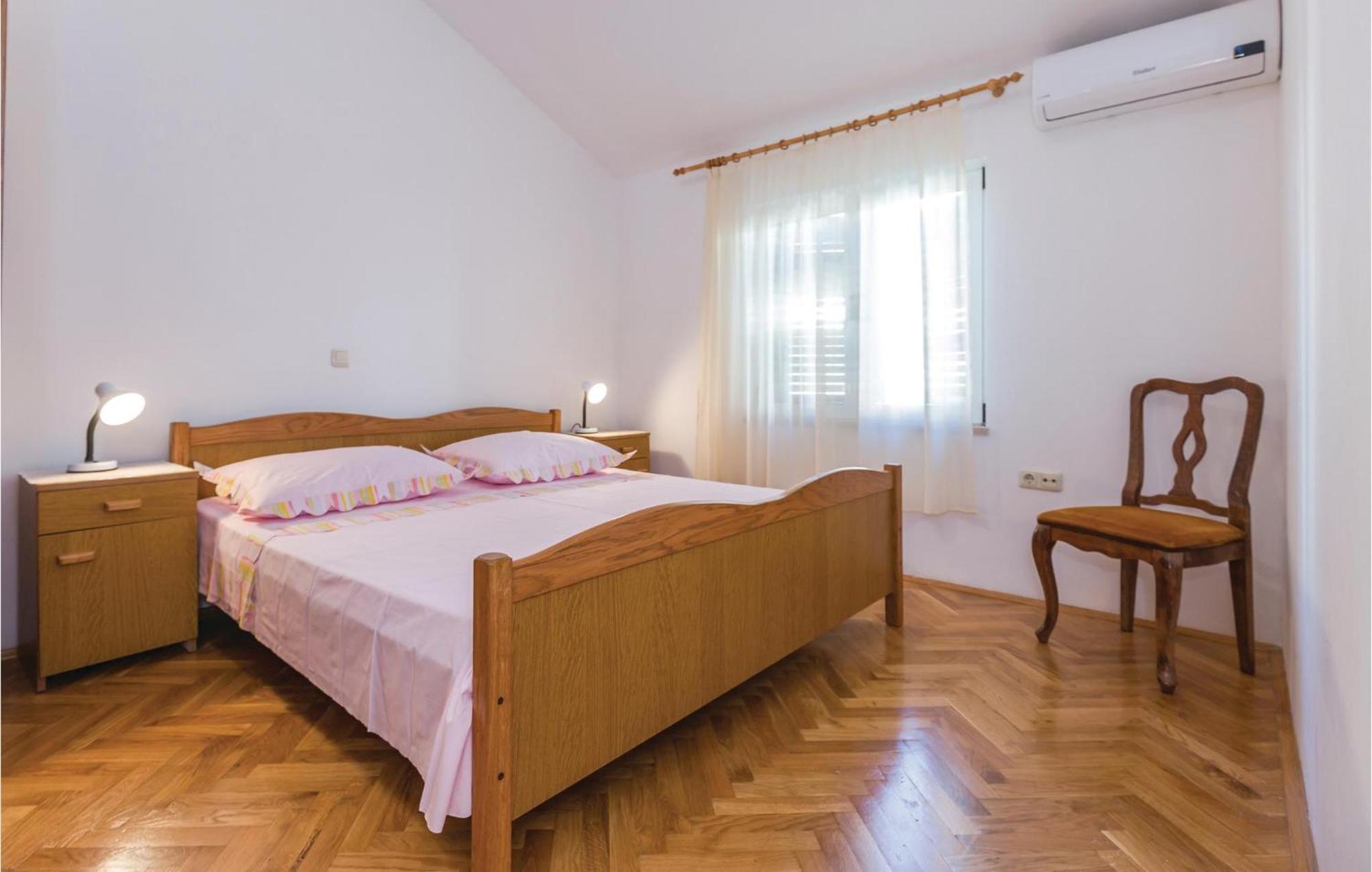 3 Bedroom Amazing Apartment In Makarska Exterior foto